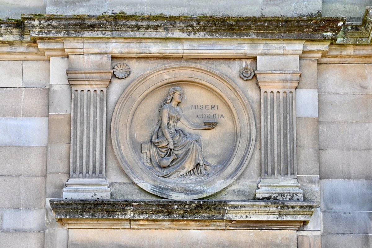 More women on buildings today, this time Partick Burgh Hall: three reliefs by William Mossman II of idealised figures representing mercy, justice and truth.  #WomenMakeHistory  @womenslibrary