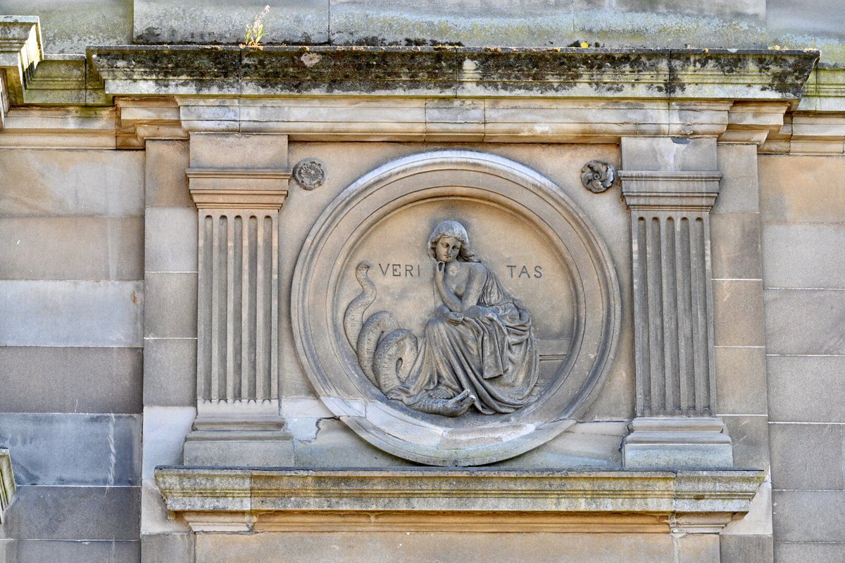 More women on buildings today, this time Partick Burgh Hall: three reliefs by William Mossman II of idealised figures representing mercy, justice and truth.  #WomenMakeHistory  @womenslibrary