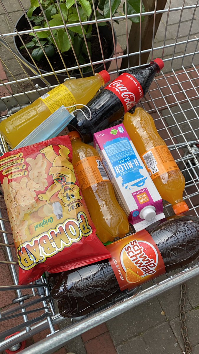 imagine man geht einkaufen und vergisst den schlüssel und die eltern kommen erst in einer halben std von der arbeit Sadge