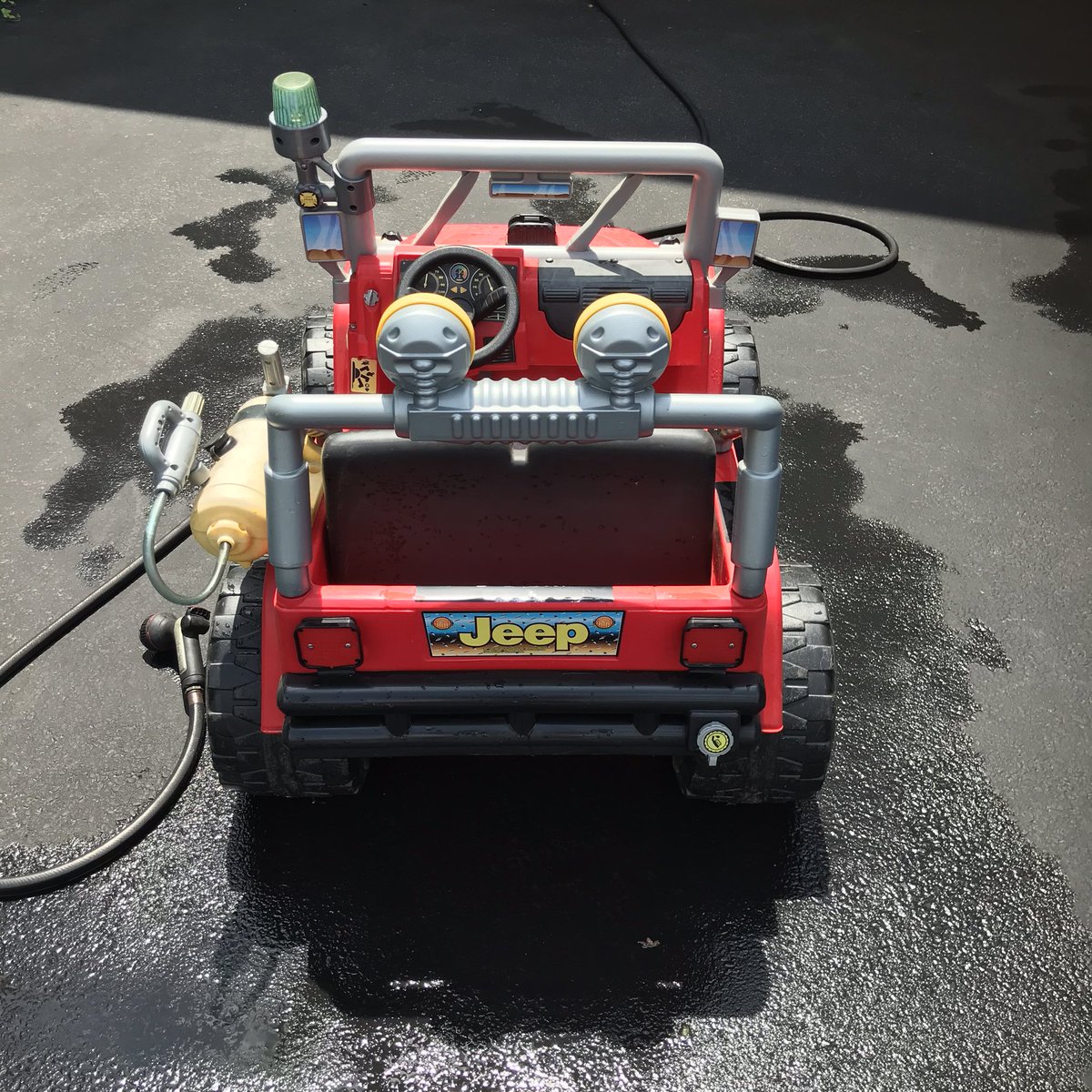 KCEsq's tweet photo. Fresh shower for the new whip #JeepWrangler #jeeplife @Jeep @NewHavenFire #WoosterSquareFireBrigade #firesuppressionunit https://t.co/AYD9XA7Q6G