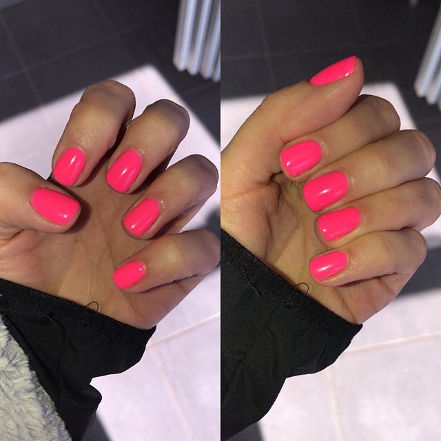GelishMINI's tweet image. We love seeing the bright shades come out to play during the summertime! Be sure to tag us in your #Nailfies for a chance to be featured on our page! 📸@lulubelle.nails #GelishMINI #NeonNails #Summernails
