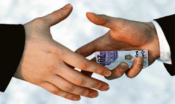 2. La corruption. Malgré l’apparition de dispositions legales de plus en plus severes, la corruption est toujours très repandue au Maroc et represente 5% du PIB (selon la Banque Mondiale). Le Maroc est classé 88eme pays au monde selon l’Indice de perception de la corruption.