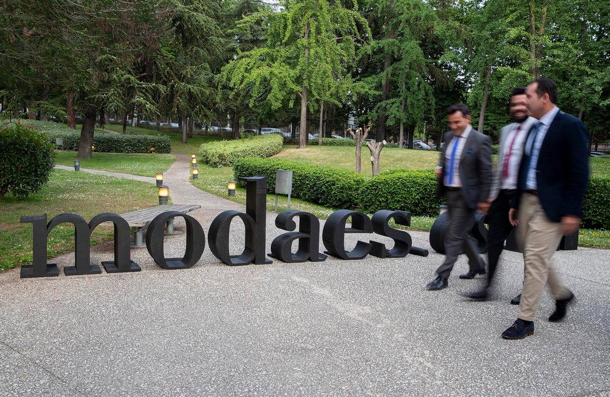 Modaes's tweet photo. Un año da para mucho… Y este 2020 es un reto para todos. No queremos olvidarnos de un momento muy especial en la historia de https://t.co/e8bNTHzd4X: la celebración de su décimo aniversario. Gracias a todos por permitir que sigamos formando parte de vuestro día a día #Modaes10 https://t.co/XTZOLblfFs