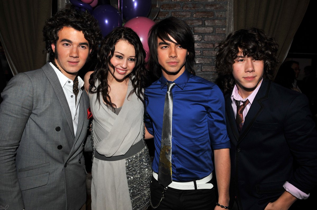 Miley was photographed at the after-party with the Jonas Brothers, but avoided standing next to or interacting with Nick.