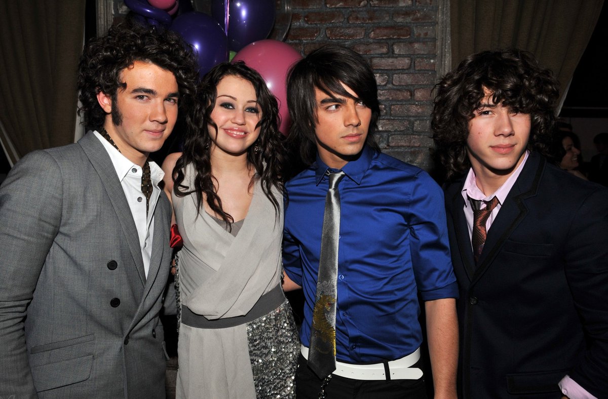 Miley was photographed at the after-party with the Jonas Brothers, but avoided standing next to or interacting with Nick.