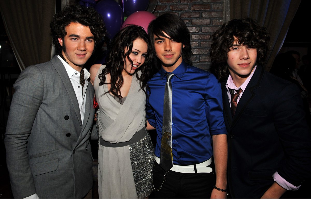 Miley was photographed at the after-party with the Jonas Brothers, but avoided standing next to or interacting with Nick.