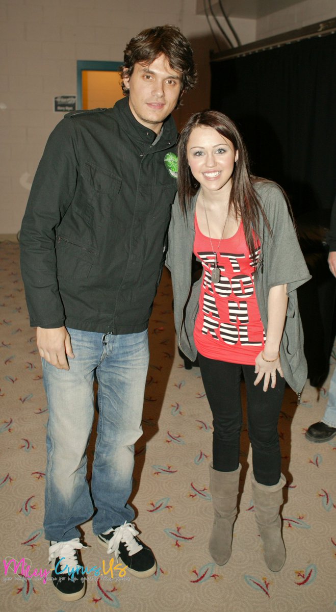 January 22, 2008: Miley wore Nick’s dogtag necklace while meeting John Mayer backstage at the Best of Both Worlds Tour in Las Vegas