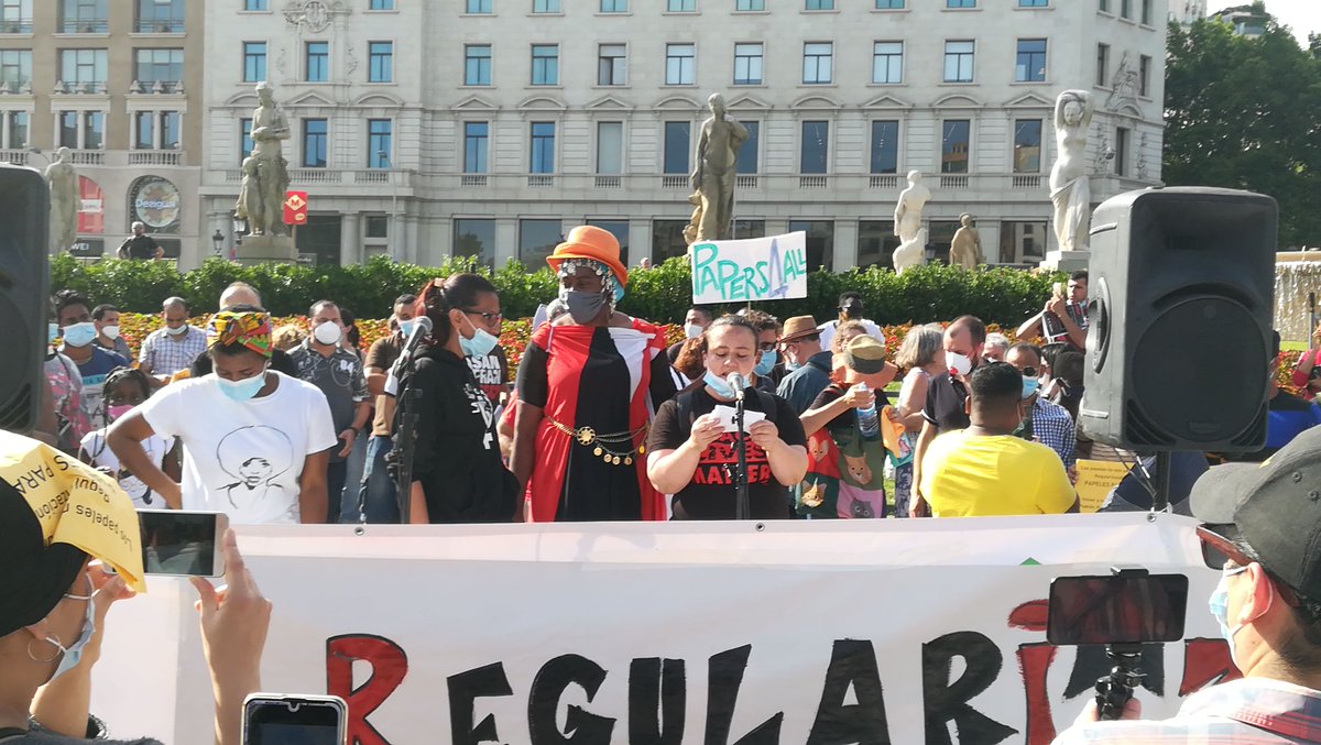 CGTBarcelona's tweet image. Avui reclamem #RegularitzacioXTotes #RegularizaciónYa i hem cridat juntes un altre cop #CapPersonaEsIlegal #LeyExtrangeria mata gente cada dia! #CiesNoSeAbren #StopDeportacions 
És una qüestió d #DDHH  #JusticiaSocial #ClasseObrera
#DiaMundialPersonesRefugiades #RefugeeDay