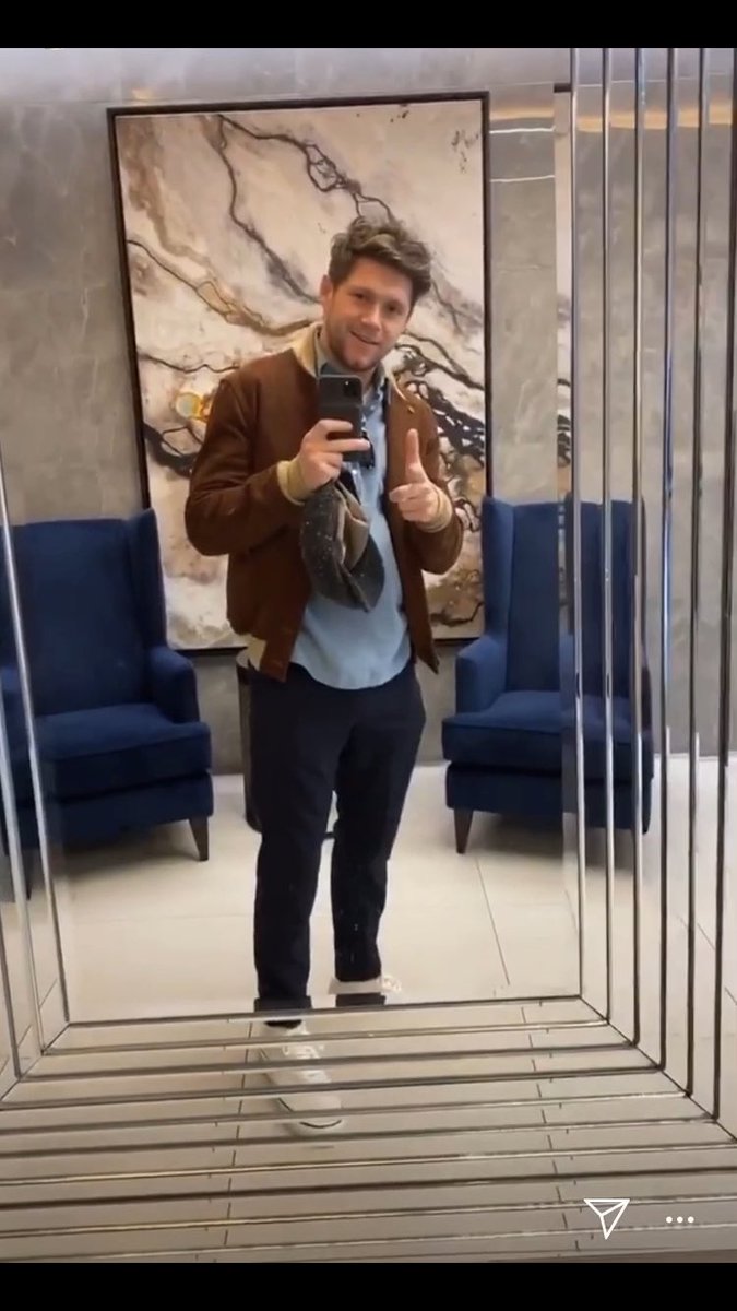 6/10-the fit is great.- the way he’s holding the hat like-this is also the first finger gun in niall’s highlight on instagram which makes it overall iconic