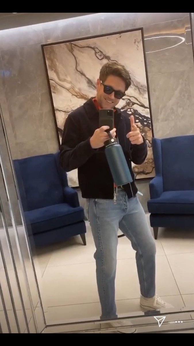 10/10-i absolutely LOVE this look. -THE JEANS THE CONVERSE THE JACKET UGH CHEFS KISS BBY!! -the hydro flask is a great touch to this look as well. -this one is IMMACULATE