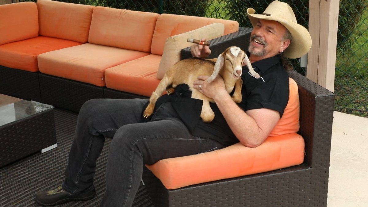 How Howard does goat yoga vs how David does goat yoga. Who's got the right idea? Don't miss today's episode of #HonkyTonkRanch at 3 pm EST on #CircleAllAccess. Find your local 📺 station: bit.ly/2TdAfzf #circleallaccess #realitytv #countrymusic