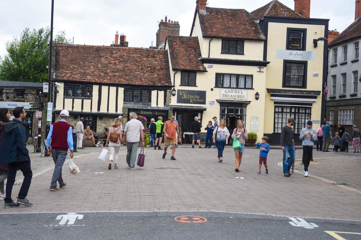 Our first Saturday completed. Without the closure today it would of been very difficult to of kept the 2m social distance. Thanks to all the local shops and people for coming out..... <a href="/ShaftesburyTC/">ST Council</a> <a href="/ShaftChamberCom/">Shaftesbury Chamber</a> <a href="/ListenToAlfred/">Alfred</a> 
Thanks to @DorsetMacMan for the images