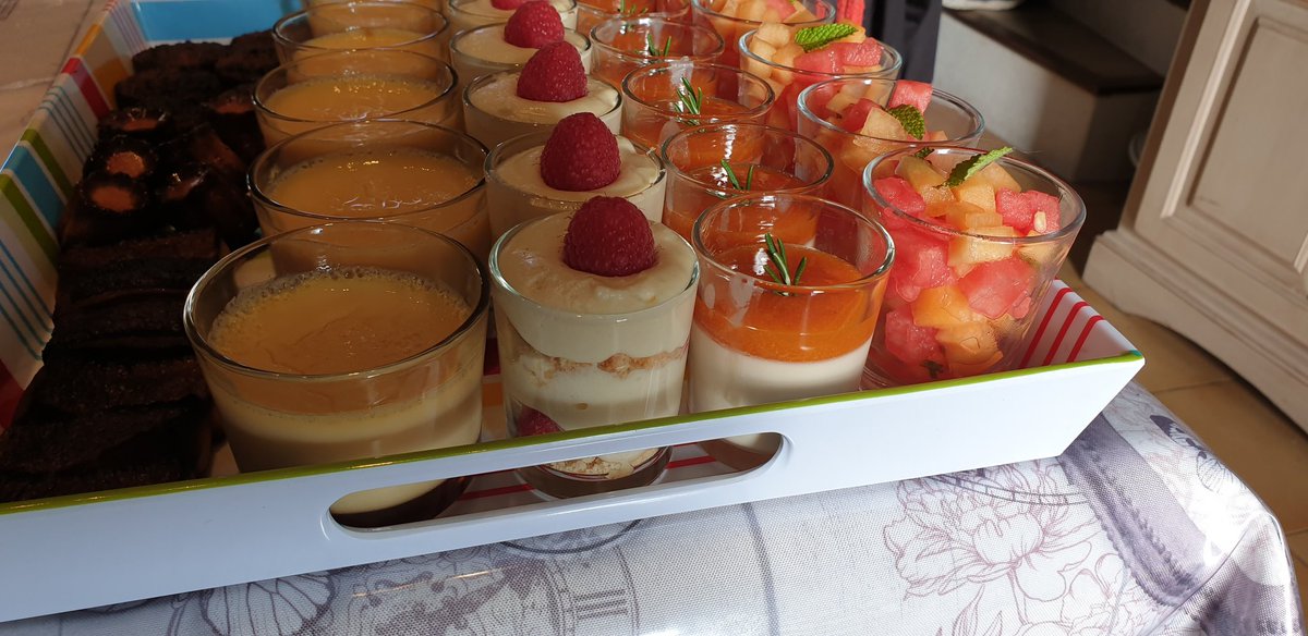 La farandole de desserts de ce soir :
Crème caramel, tiramisu chocolat blanc framboises, pana cotta abricot miel romarin, pastèque et melon menthe, cannelé sous différentes formes 😋😋