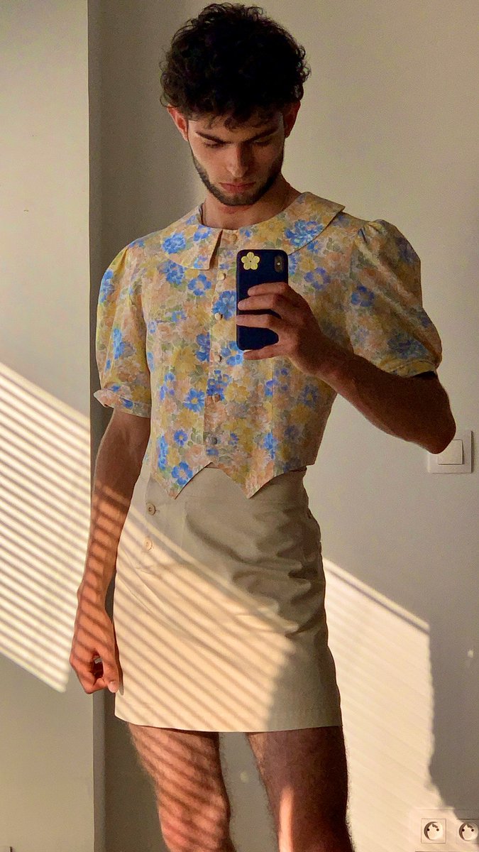 Il y a encore 1 an j’étais anxieux à l’idée de croiser les jambes en cours et aujourd’hui c’est la première fois que je sors en jupe dans la rue je suis fier du chemin que j’ai parcouru pour me réapproprier mon corps et l’espace public je suis si heureux c’est la fête 🌼💙