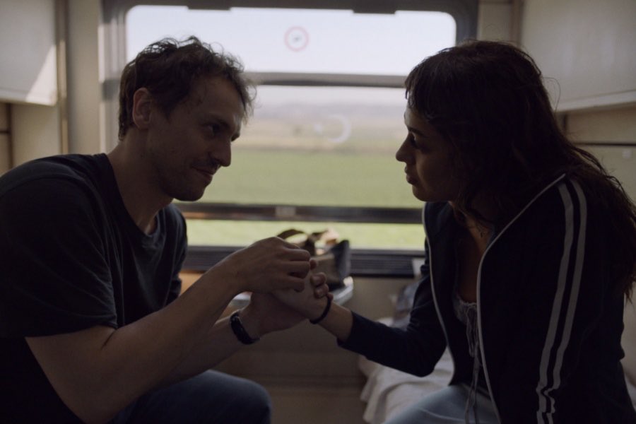 Filmin trende geçmesi bana Pelin Esmer’in İşe Yarar Bir Şey’ini hatırlatıp büyük bir zevkle başlayıp kendimi boşlukta bulmamla son buldu. 

Seviyorum tren yolculuğu filmlerini ama elimizde sadece Metin Akdülger’in götü var o kadar. 🍑

#YarinaTekBilet