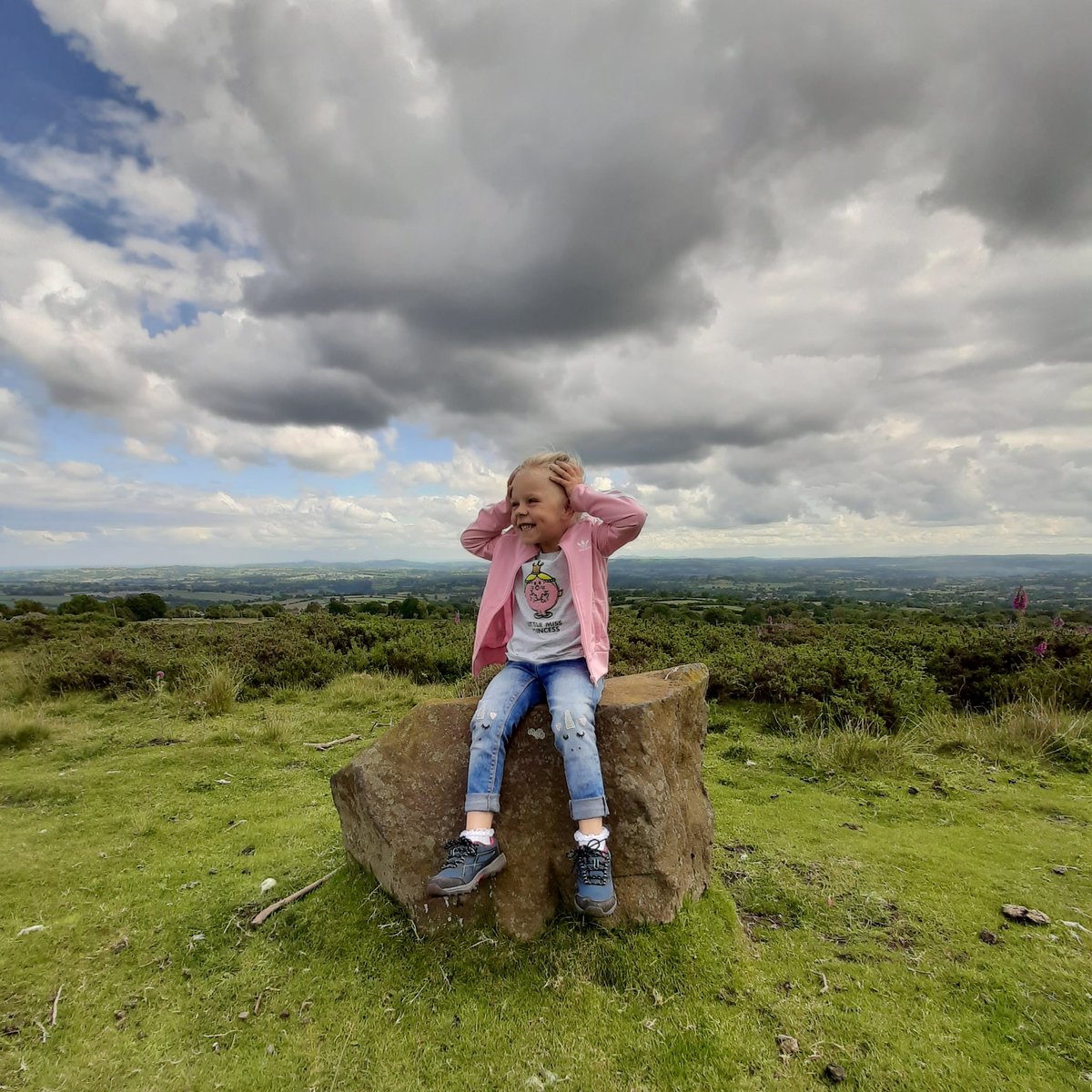 1st visit to Clee Hill today. Had a super lovely time. Wow it was windy.

#CleeHills #FamilyDayOut #windy