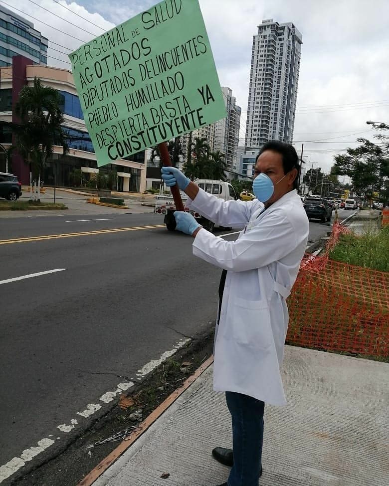 criticaenlinea's tweet photo. #NacionalCri Una sola persona protesta en la Vía España, con un cartel que dice "Personal de salud agotado". https://t.co/VlLuv1RgMr
