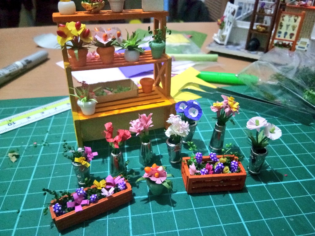 today's update: oh god OH GOD I MADE A FUCKTON OF TINY LIL PLANT STUFF IM GONNA DIEtheres a few more to go and then im gonna make the light stuff and THEN we are putting em together aaaaaaaaa