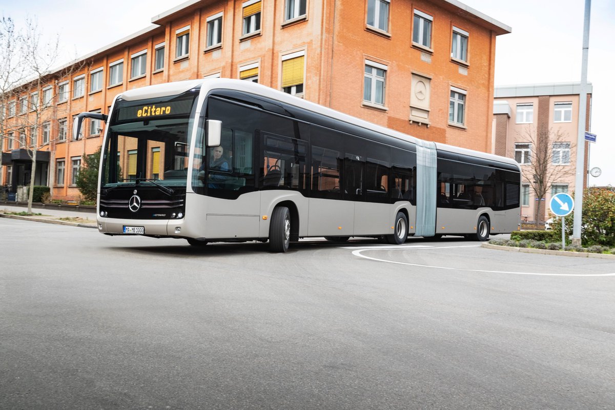 ttransithub's tweet image. New Mercedes-Benz eCitaro G 🇩🇪

✅ Fully-electric 18m articulated bus
✅ NMC or Solid-state batteries options
✅ Up to 146 passengers
✅ First deliveries planned for this year

bit.ly/3dnXaOR

📸 @DaimlerTruckBus