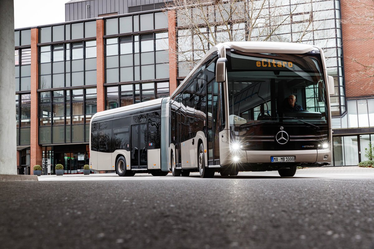 ttransithub's tweet image. New Mercedes-Benz eCitaro G 🇩🇪

✅ Fully-electric 18m articulated bus
✅ NMC or Solid-state batteries options
✅ Up to 146 passengers
✅ First deliveries planned for this year

bit.ly/3dnXaOR

📸 @DaimlerTruckBus