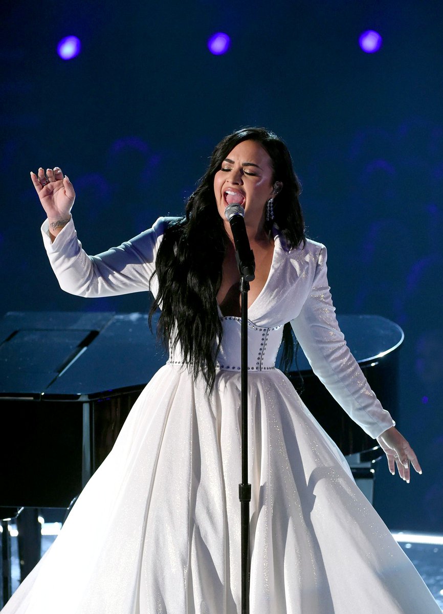 ptolemaeafka's tweet photo. todas as performances da demi no grammy foram perfeitas né ela não erra nunca ANYONE DESERVES A GRAMMY https://t.co/UYnwCm303f