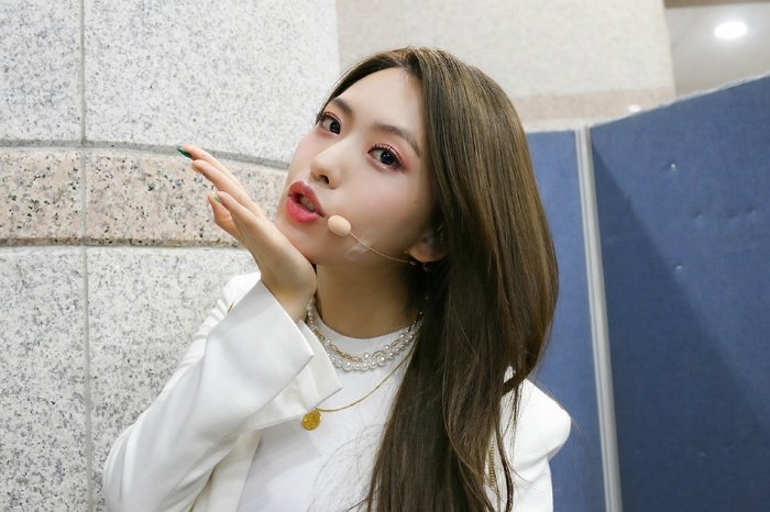 [Fancafe update]Debut week Behind the scenes  #REDSQUARE 2020.06.01The White outfit is from SBS Inkigayo.The Pink outfit is from The Show.The Black outfit is from M Countdown.Pictures (1)  #GREEN