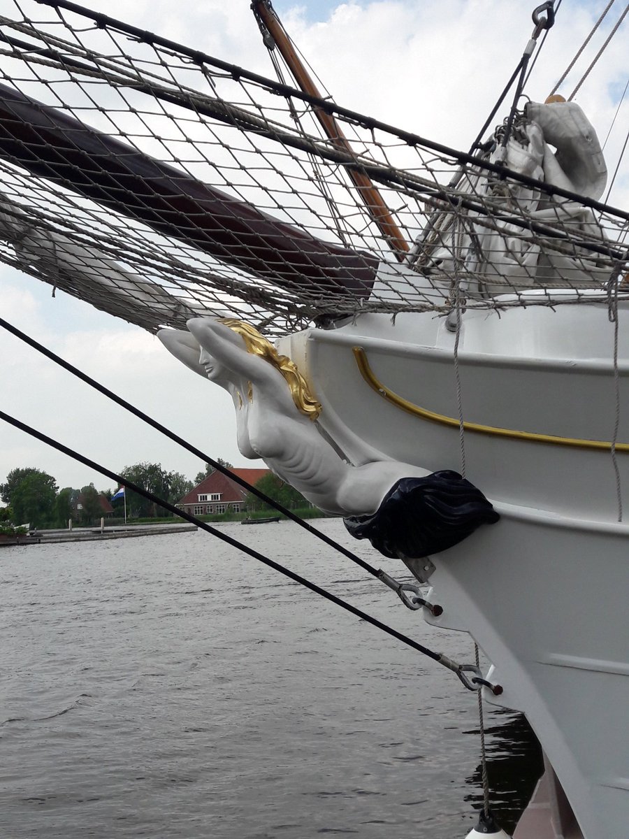 Het nieuw gemaakte  boegbeeld hangt aan het schip. De haren  zijn met bladgoud belegd en geeft extra  cachet.