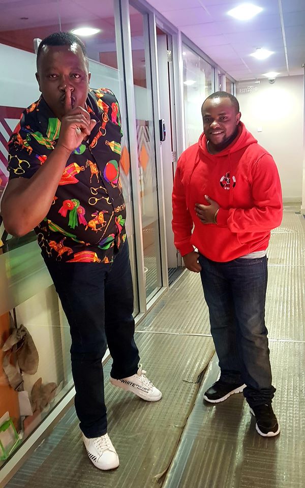 KamemeTvKenya's tweet photo. Kigwaaaa!!! Mwago ni tuuu tukihiha #Kigwa murio LIVE na the Mugithi masters @JeffNjoroge1 na @DjQariz #KigwaKuhihwoMurio #Mugithi254Live 
Nitwaranirie o hamwe na witie rumwe....
SMS 21182 https://t.co/yO5hiLLCXo