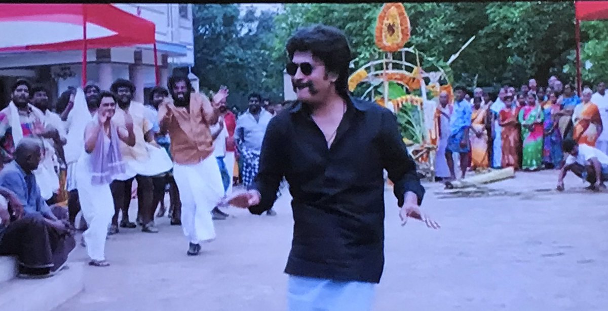 முதல் பாதிக்கு அந்த ஃபுட் பால் சீன் என்றால் 2 பாதிக்கு இந்த ஒத்த சீன் போதும்.ப்பா இந்த சீன்க்கு தியேட்டரில் வந்த வரவேற்பு அப்படியே கண்ணுகுள்ளையே இருக்கு.இந்த சீன்க்காகவே அடுத்த ஷோவும் போறோம்டானு முடிவு பண்ணிட்டேன் (6/10)