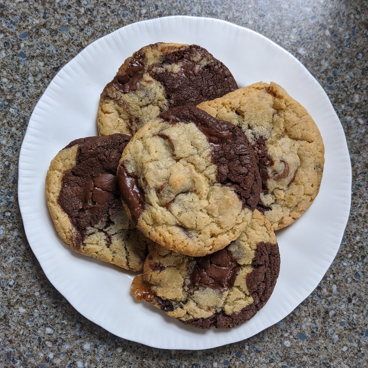 aBoxofButtons's tweet photo. Milk and Double Rolo Cookies! Recipe is now on the blog! - H 
https://t.co/BMkwe41BK5
#cookies #baking #bakingathome #blog #bakingblog #wordpress https://t.co/SL0dIsKBA1