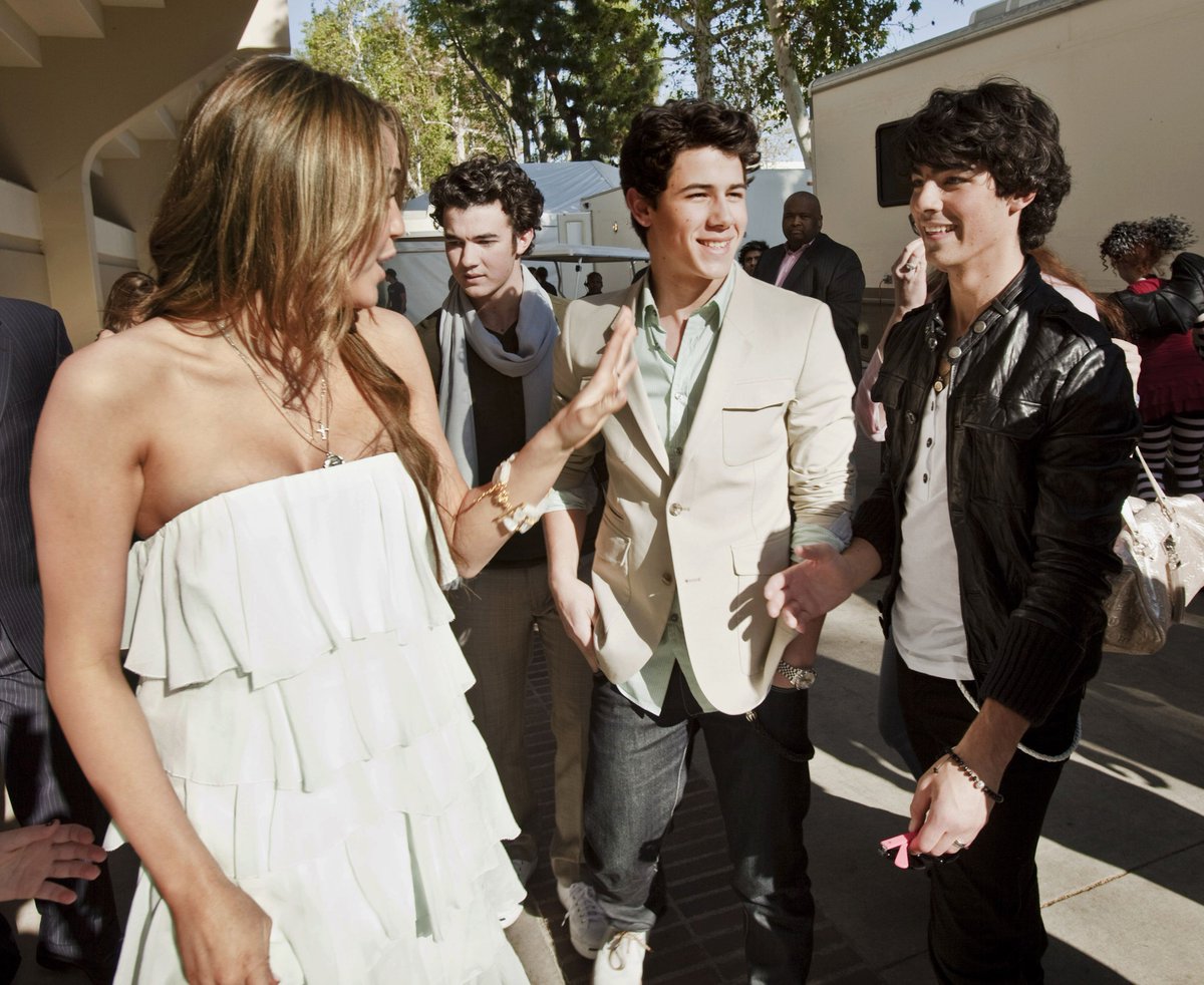 March 28, 2009: Nick Jonas and Miley Cyrus were seen catching up at the Kids’ Choice Awards. Sources said that they were once again texting during the show.