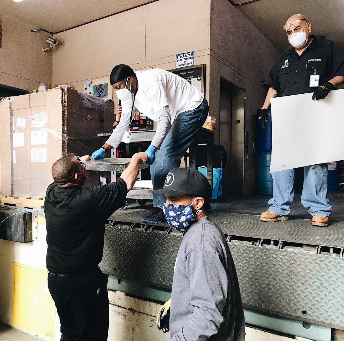 offtheirplate's tweet image. Thank you to our restaurant partners in LA including @kobunga, @rosalindsrestaurant, and @revolutionario.la for delivering meals to communities at @lamissioncollege and @eayikes serving Covenant House! 💪🏼⁠