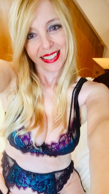 So happy it&rsquo;s Saturday night and I&rsquo;m feeling horny on https://t.co/IGRAltHqOK xx 💋 https://t.co/WRpW<a href="/tag/curves"class="tags"><span>#curves</span></a><a href="/tag/glasses"class="tags"><span>#glasses</span></a><a href="/tag/nylons"class="tags"><span>#nylons</span></a>