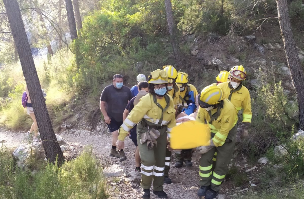112rmurcia's tweet photo. 🚑Servicios de emergencia rescatan a una mujer en la poza de somogil, encima del camping de la puerta de #Moratalla.
Al lugar se desplazan Agente medioambiental, Brifor Moratalla y sanitarios de la #Gerencia061.
@aamm_murcia 
@MurciaForestal 
Trasladada al Hospital de Caravaca. https://t.co/EFOw9kO9pG