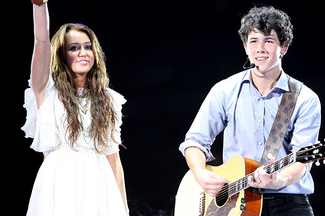 Miley Cyrus appeared as a surprise guest to perform “Before The Storm” with the Jonas Brothers at their concert in Dallas, TX on June 20, 2009.
