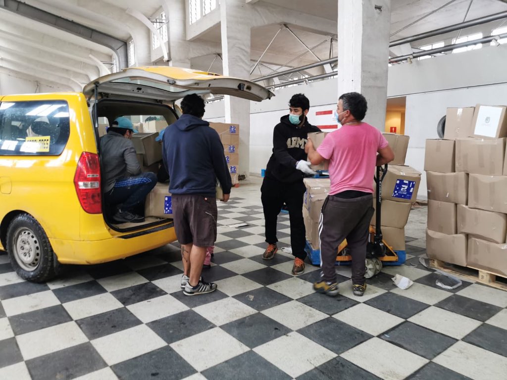 voceriavalpo's tweet photo. Desplegados en diversas comunas nuestras autoridades trabajando coordinadamente junto a los equipo municipales han llegado a los hogares de nuestra región de #Valparaiso con #AlimentosParaChile Agradecemos a tod@s que a pesar del frío y cansancio siguen dando lo mejor ❤️🇨🇱 https://t.co/zJbmdic39C