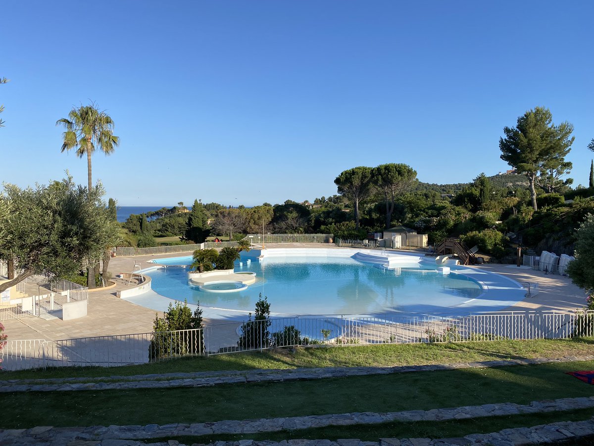 Ouvert depuis vendredi #HeureuxEnsemble , mardi ouverture de la piscine à vagues <a href="/capesterelpv/">Village P&V Cap Esterel Officiel</a> <a href="/Pierre_vacances/">Pierre & Vacances</a> #vacances #var #sud #soleil #CapEsterel bravo à ma team pour cette ouverture inédite 👍💪😷