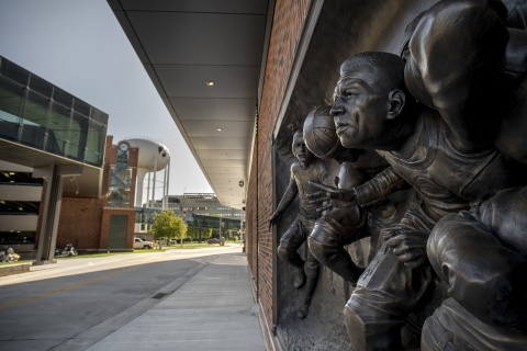uiowaalumni's tweet photo. A sculpture inside Kinnick Stadium honors Duke Slater, an Iowa legend, whose pioneering spirit stretched from the football field to the courtroom. Learn more about Slater and his impact: https://t.co/EsRwaOU0c3 https://t.co/xN7pPc4Nzz