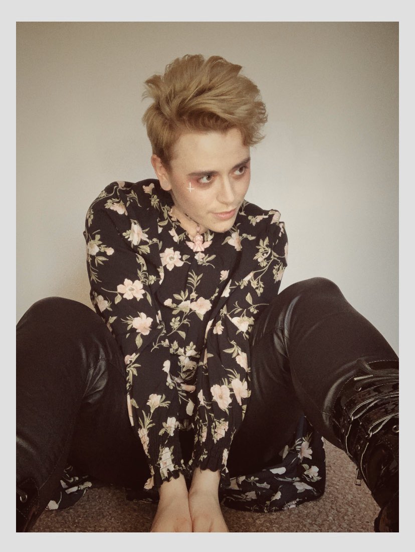 alexanderveigh's tweet photo. Being e d g y ~
#boyswearingdresses #fuckthebinary https://t.co/3ora8cj80S