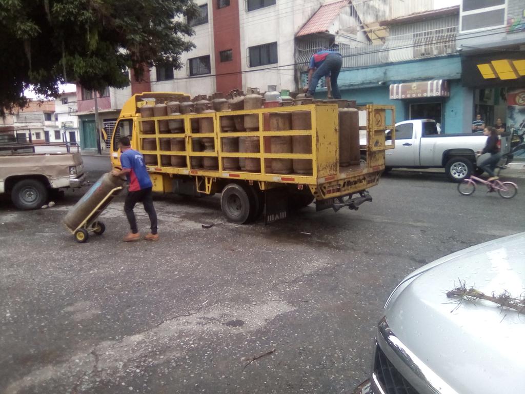 jachogn's tweet photo. En el sector Santa Elena del municipio Libertador la empresa Arsugas a sus clientes VIP les reciben cualquier tipo de bombonas y el resto de la comunidad sin gas. https://t.co/bGt0xojhD0