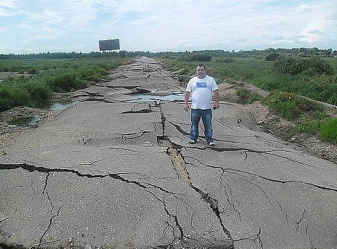 Обращаюсь к тем, кто строил пирамиды в Египте: "Постройте нам дороги!"