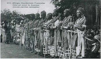 Ahosi Amazons (aka Mino)All female army.The Ahosi were ferocious fighters, well-trained and were aggressive. They were known for decapitating soldiers in the midst of battle.Leader She-Dong-Hong-Beh. led a 6,000 strong army of women in 1851 against the Egba fortress of Abeokuta.