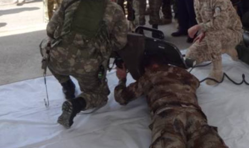 La Turquie n’a rien contre les kurdes.Elle défend sa souveraineté et l’intégralité de son territoire face au groupe kurde armé le PKK reconnu comme terroriste par la communauté internationale.L’armée turque entraîne les peshmergas de la région autonome kurde d’Irak. #PKKlies