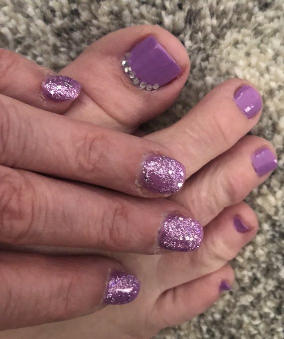 Who&rsquo;s reimbursing me for my manicure and pedicure today. $80 before tip. These piggies need a paypig<a href="/tag/newprofilepic"class="tags"><span>#newprofilepic</span></a>
