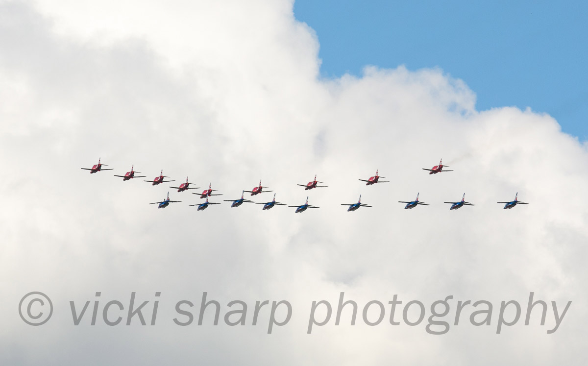 Red Arrows &amp; Patrouille de France fly over Richmond Park on way to London.  #RedArrows #patrouilledefrance