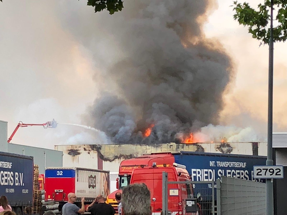 Wij zijn uitgerukt met WTS1000 naar de Vossenbeemd in Helmond. Dompelpomp 5000 liter per minuut. Deze keer al snel ter assistentie geroepen.