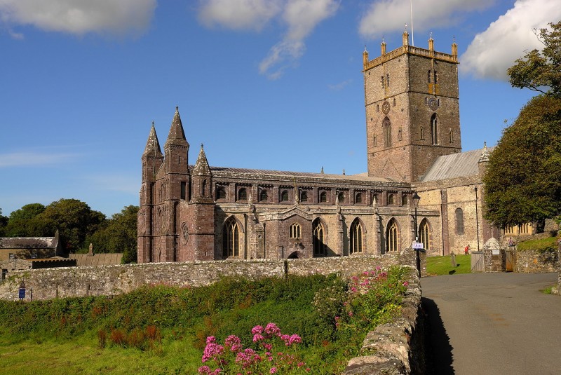 Ce petit village gallois abrite une des plus grandes et plus anciennes cathédrales du Royaume-Uni. Vous connaissez le nom de ce village ? #PaysDeGalles #UnJourUneTerreCelte 🏴󠁧󠁢󠁷󠁬󠁳󠁿 (Crédit photo : Phraison)