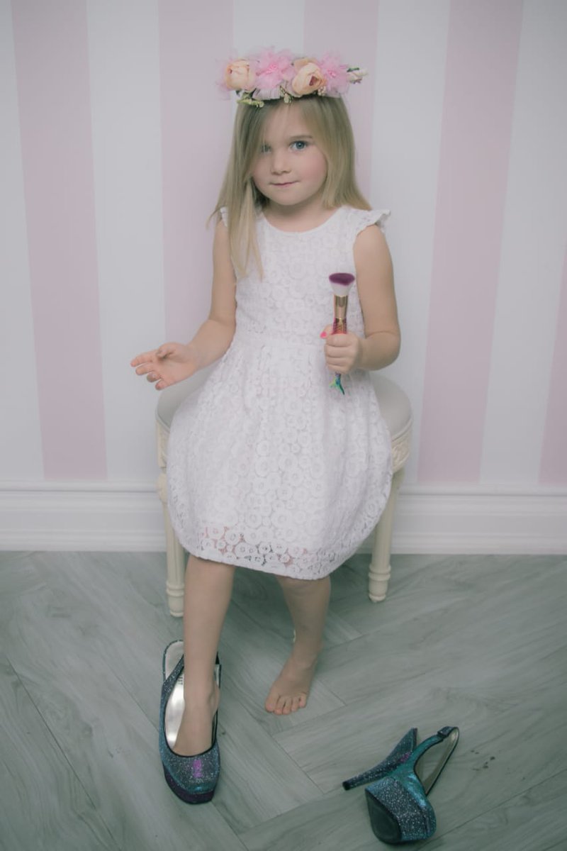 HelloKittySpa's tweet image. Our spa is now allowed to entertain kids under the age of 12. So send over your princesses and book an appointment with us. Kids manicure, pedicure, and hair-cuts now at the comfort of their favorite spa.

#HelloKittySpa #HelloKittyBeautySpa #HelloKittyBeautySpaDubai #Bubblelish