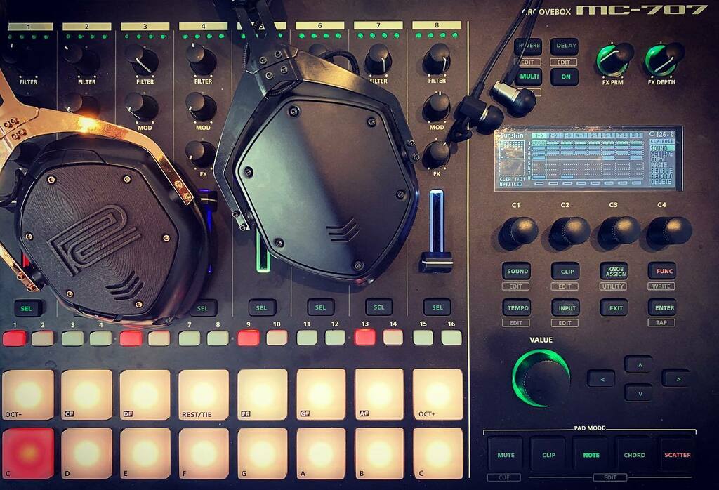 davidahlund's tweet photo. Talking? Listening? Both? Running? Sitting? Mixing? Looks like @vmoda has got me covered for all of it. 😎 #M200 #Crossfade2Wireless #ForzaMetalloWireless #RolandAira #MC707 #it https://t.co/x4ot4S2YCL
