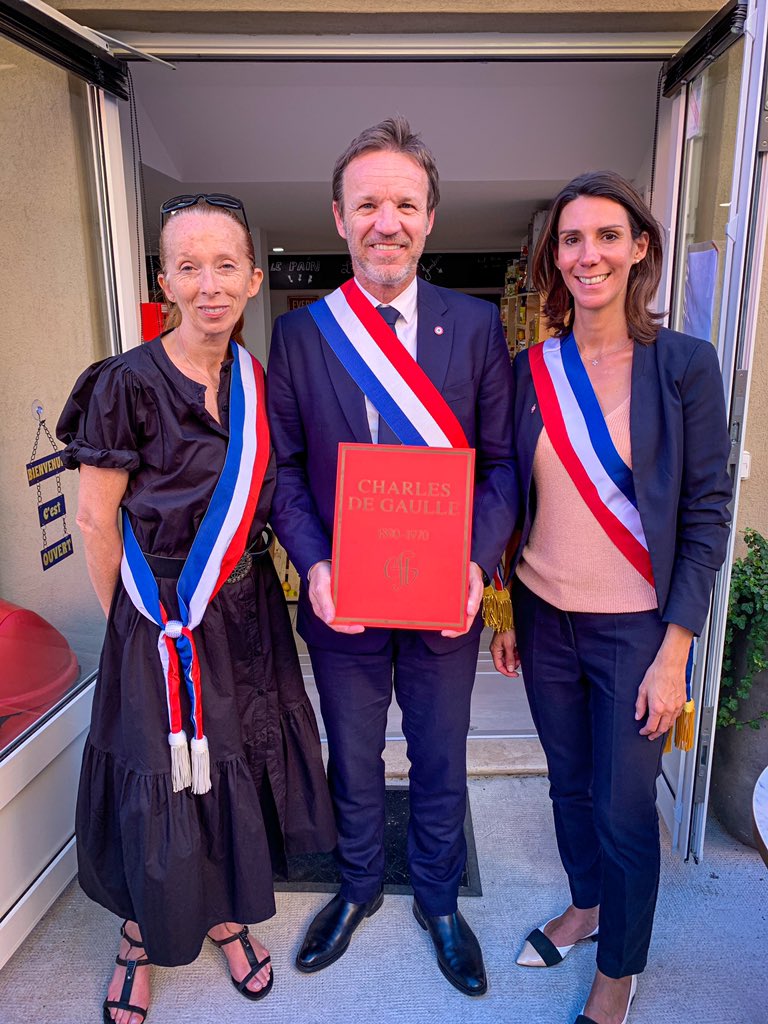 FaliconAvenir's tweet photo. C’est avec plaisir que nous avons reçu Monsieur le Député @CedricRoussel06 à l’occasion de la cérémonie de l’appel du 18 juin, en l’honneur du Général de Gaulle. Une première rencontre chaleureuse entre la nouvelle équipe municipale et Monsieur le Député. https://t.co/C7ef2WRywc
